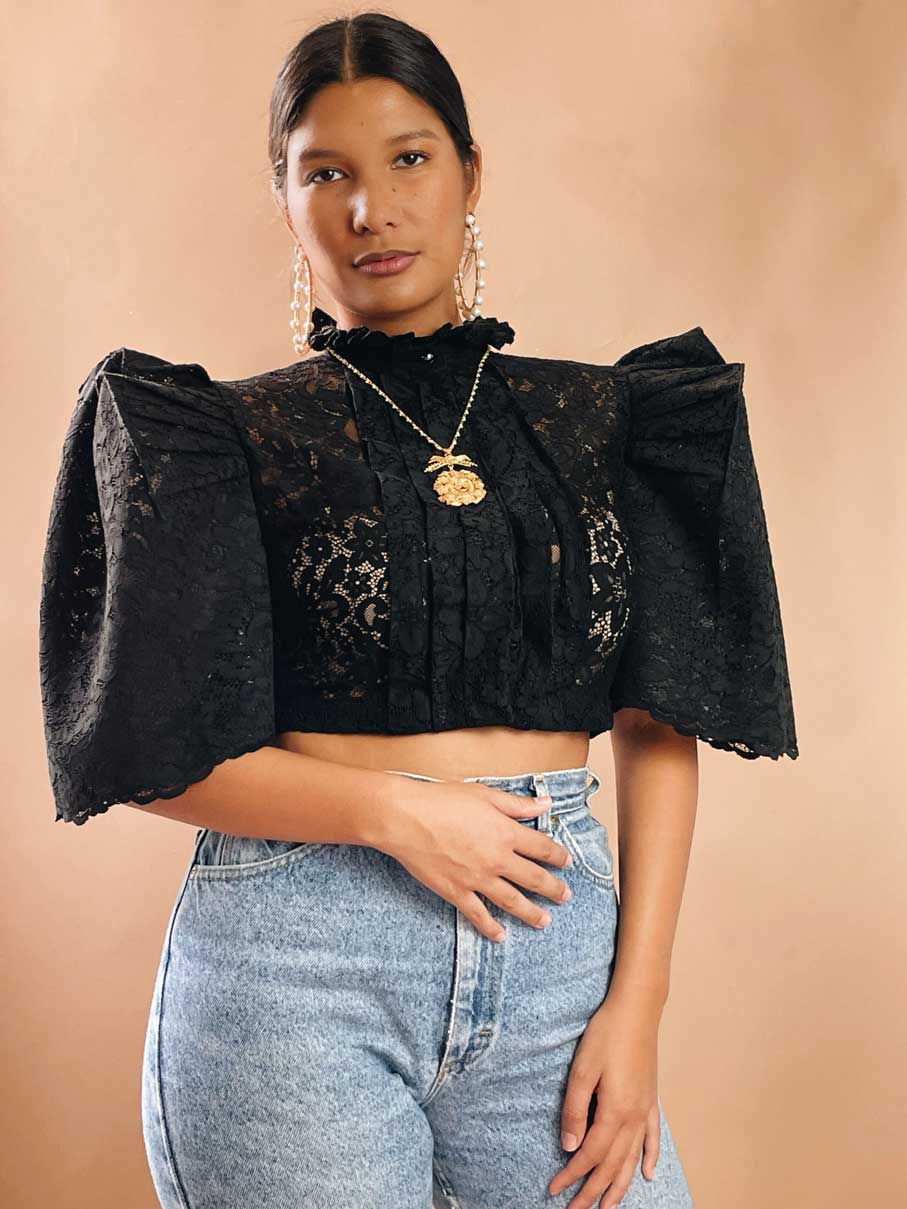 High Neck Pleat Front Camisa