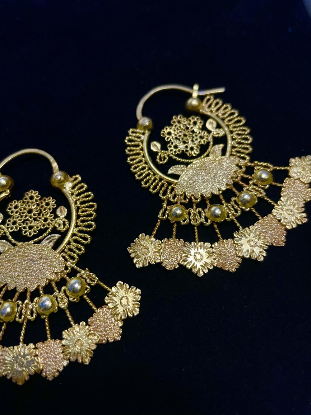 Banaba Flower Creolla Earrings, detail