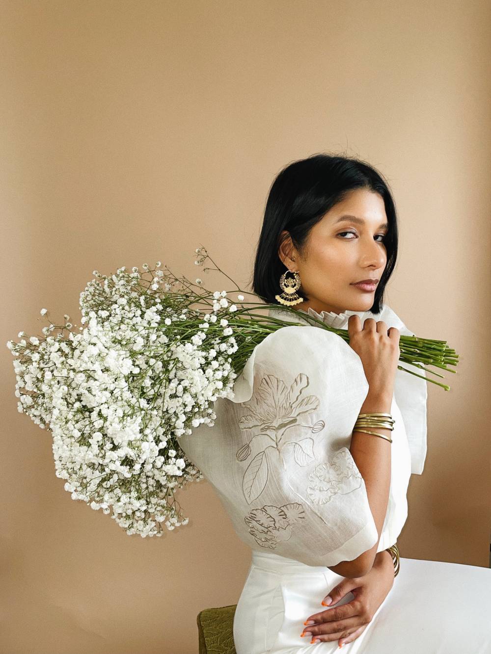 VINTA Banaba Flower High Neck Pleat Front Camisa and Saya de Cola, sleeve detail