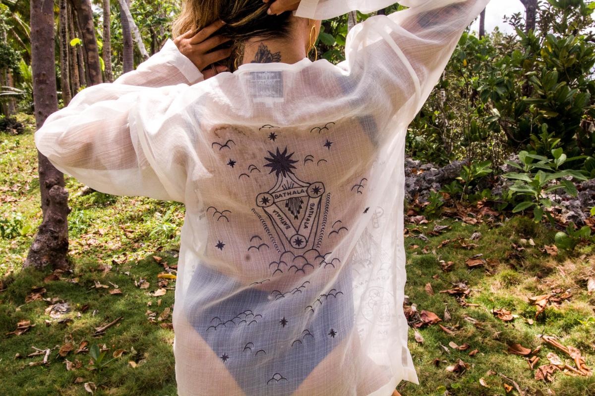 VINTA Unisex Biggie Barong Pamanang Paniniwala in Natural, Back View